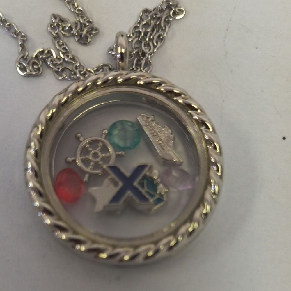 Elegant Silver Pendant Charm Necklace - Picture 2 of 2
